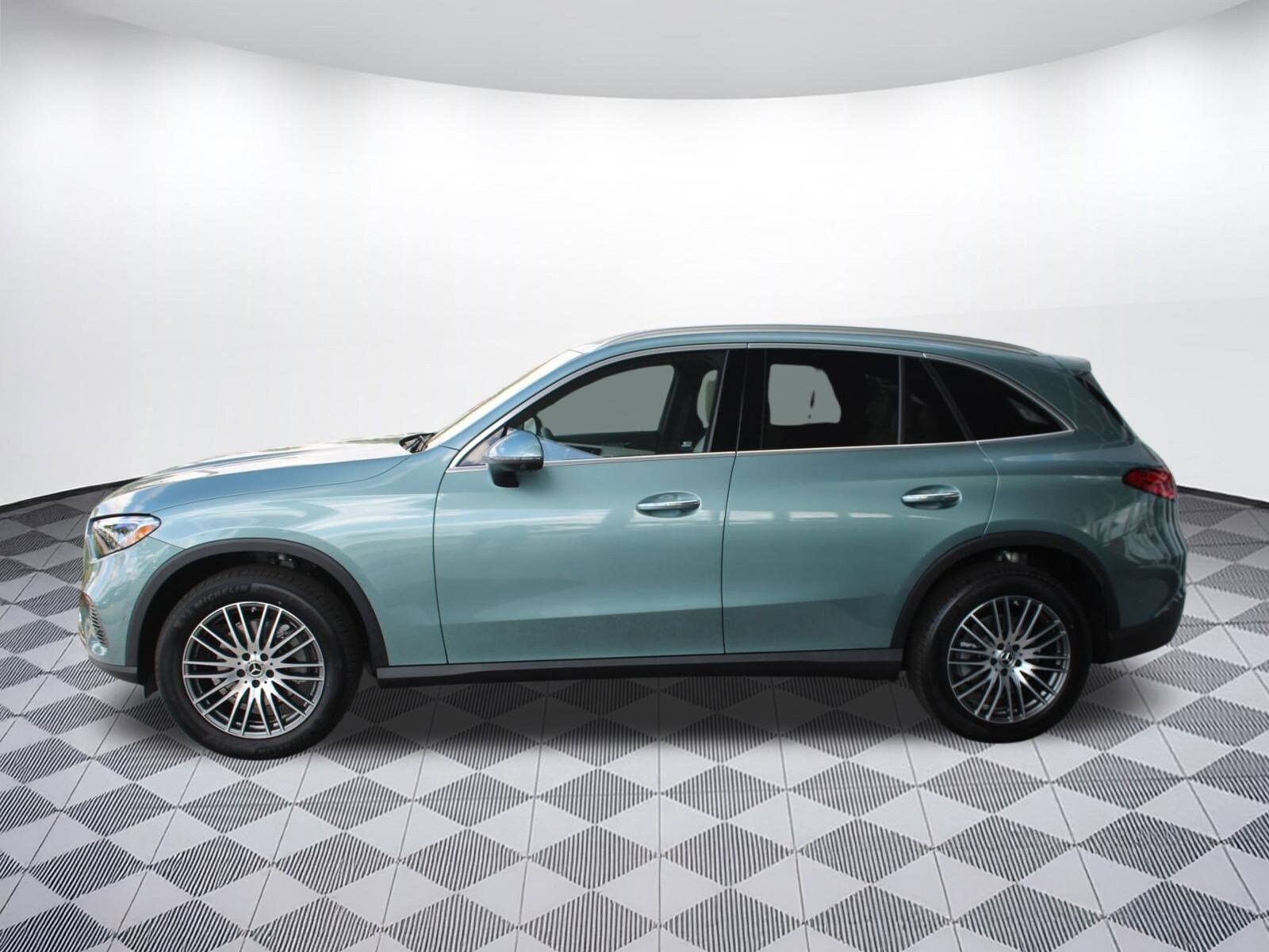 2026 Mercedes Benz GLC 300 photo 2