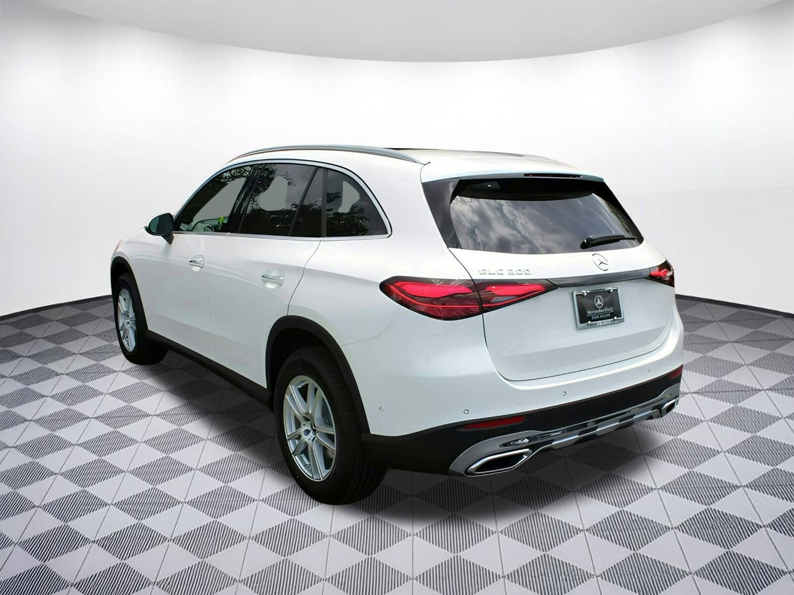 2025 Mercedes Benz GLC 300 photo 3