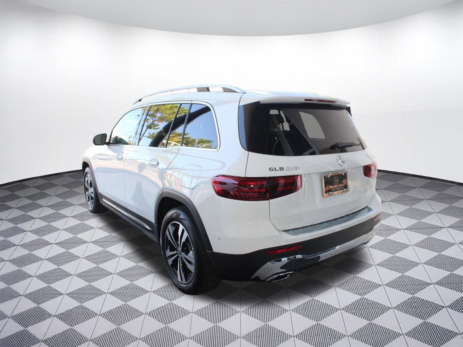 2025 Mercedes Benz GLB 250 photo 2
