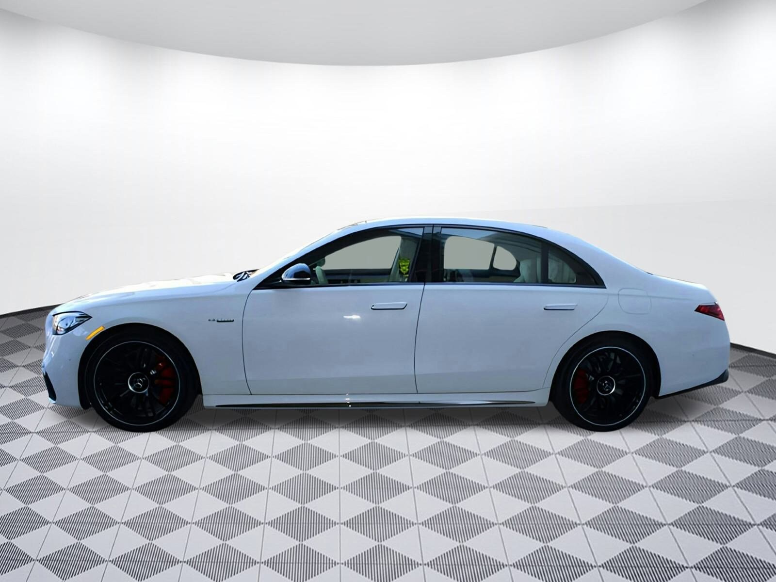 2025 Mercedes Benz S AMG 63 e photo 4