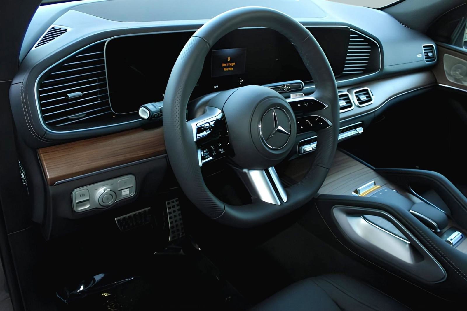 2025 Mercedes Benz GLS 450 4MATIC photo 3