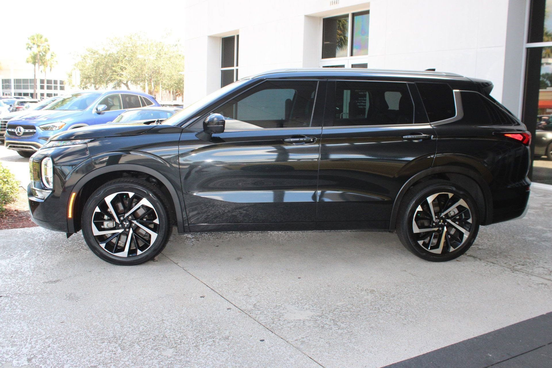 2022 Mitsubishi Outlander SEL photo 2