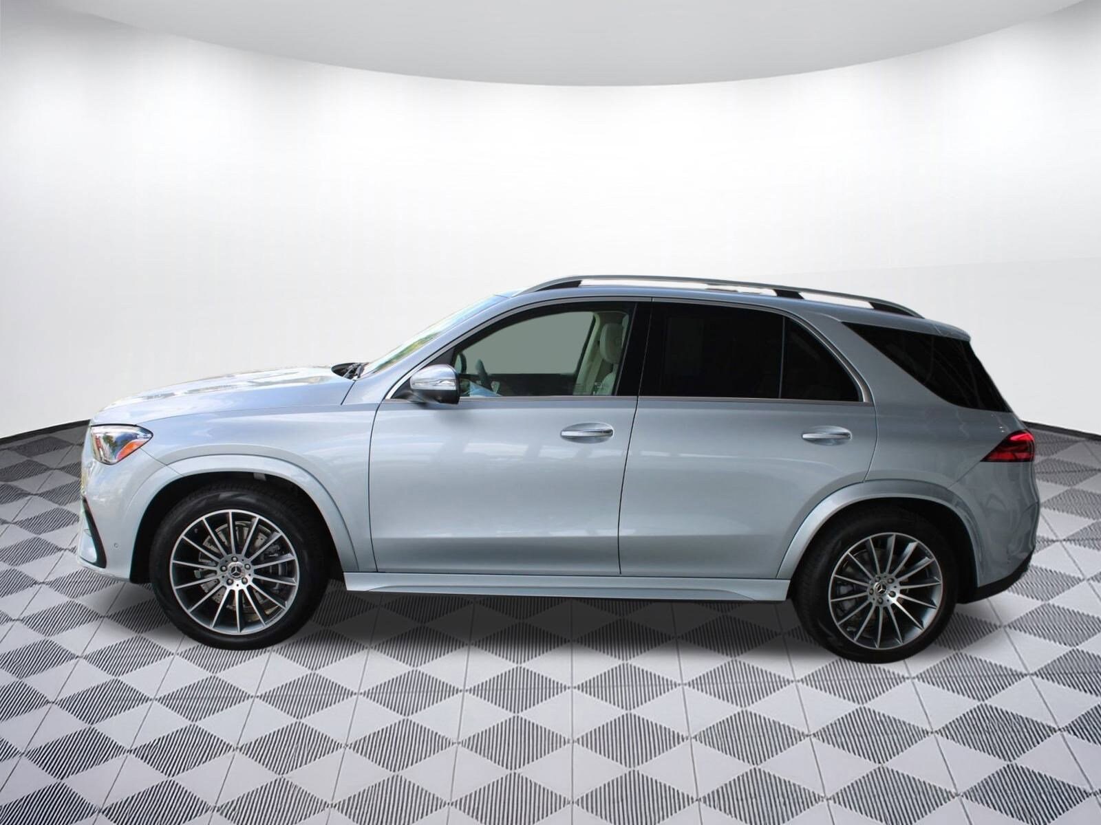 2025 Mercedes Benz GLE 350 4MATIC photo 2
