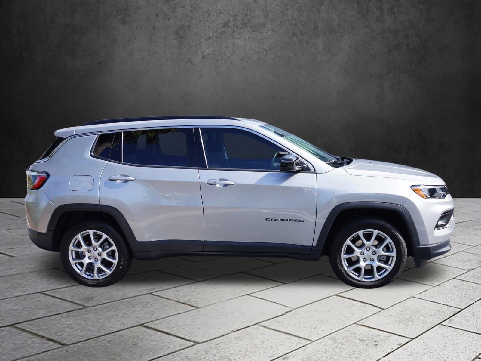 Used 2022 Jeep Compass Latitude Lux with VIN 3C4NJDFB0NT208876 for sale in Fort Myers, FL