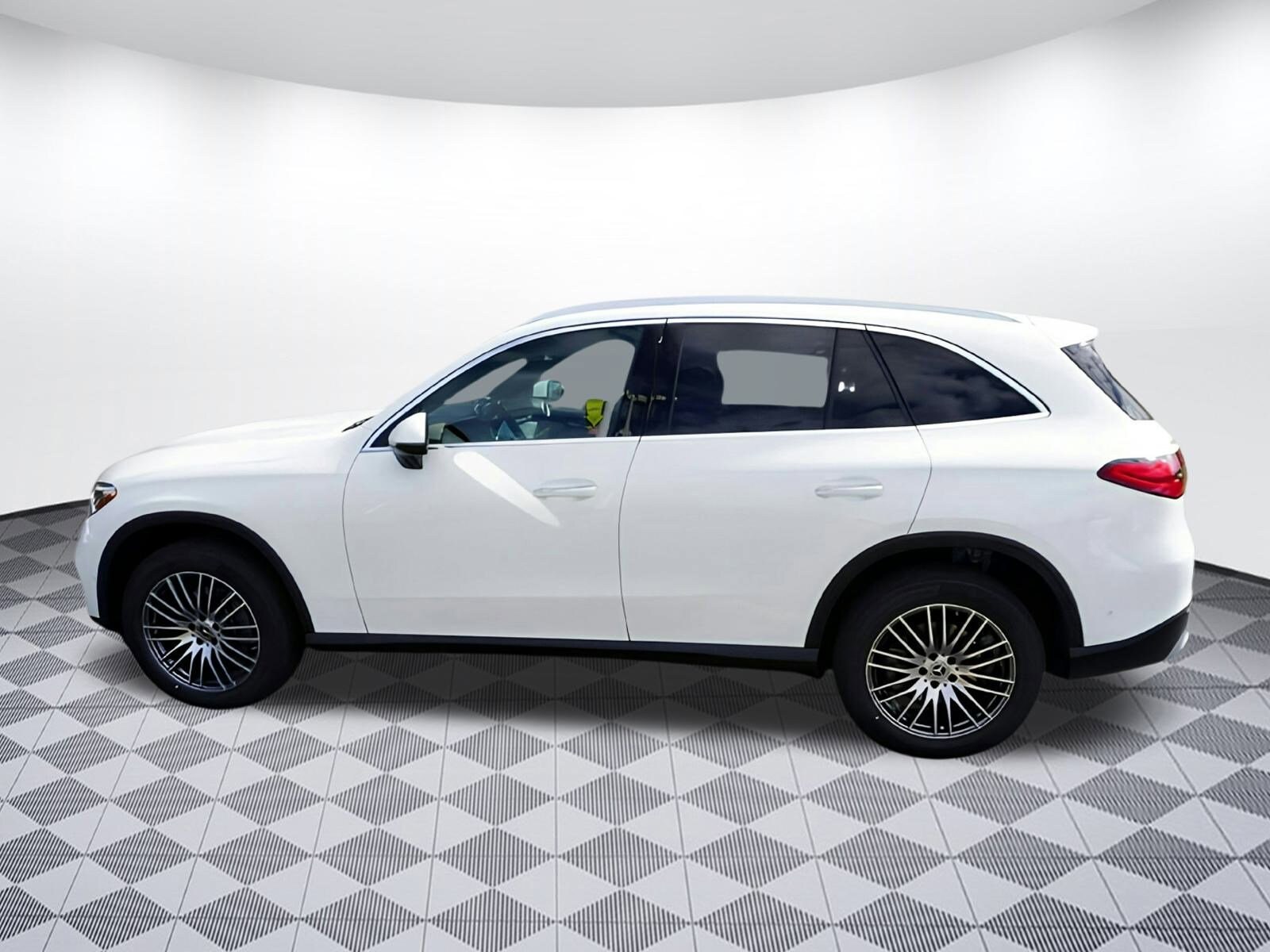 2025 Mercedes Benz GLC 300 photo 4