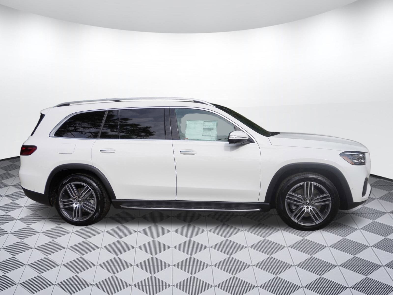 2025 Mercedes Benz GLS 450 photo 2