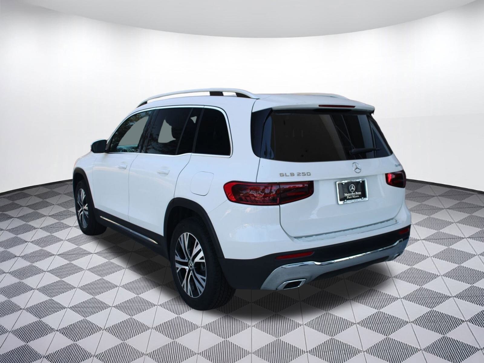 2026 Mercedes Benz GLB 250 4MATIC photo 2