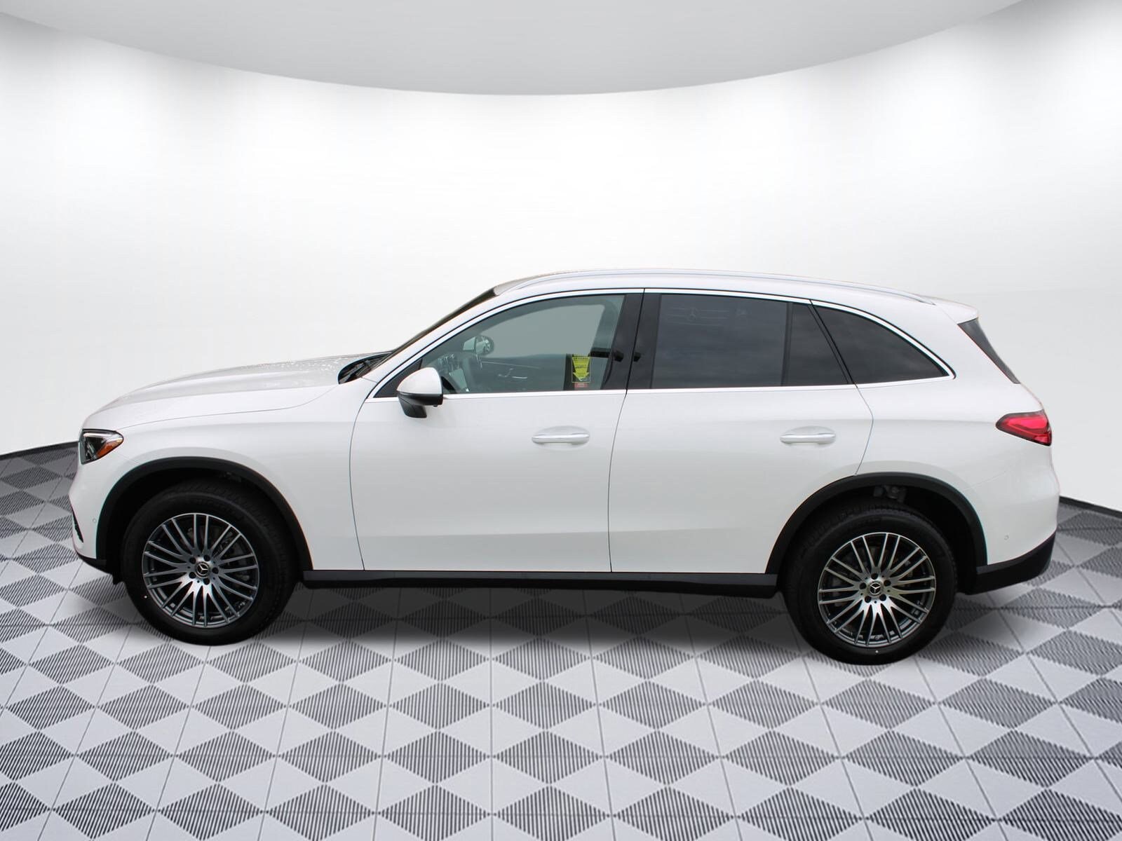 2025 Mercedes Benz GLC 300 photo 4