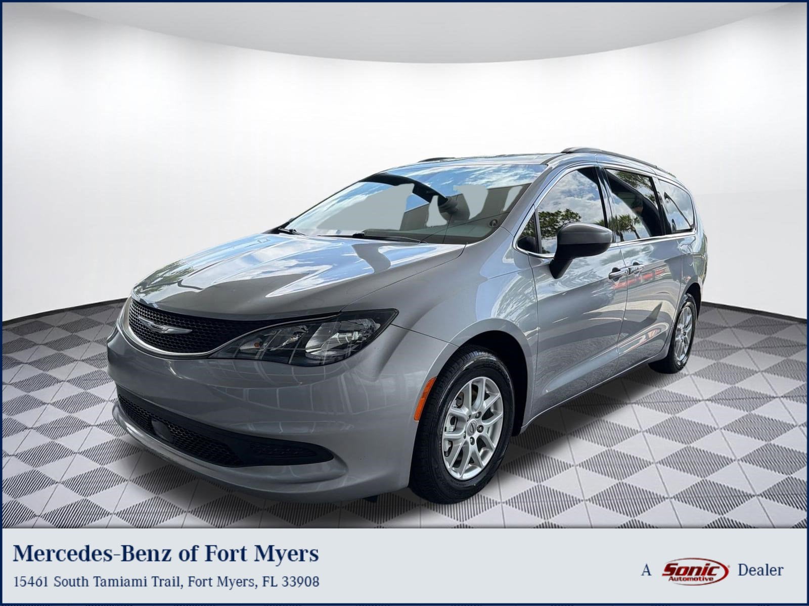 2021 Chrysler Voyager LXI's photo