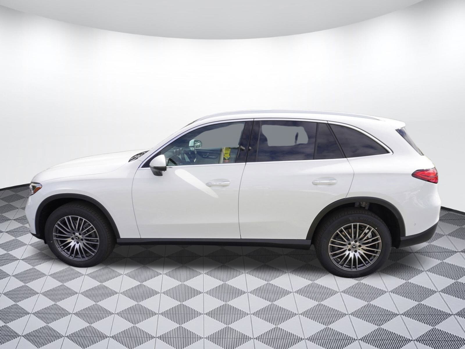 2025 Mercedes Benz GLC 300 photo 4