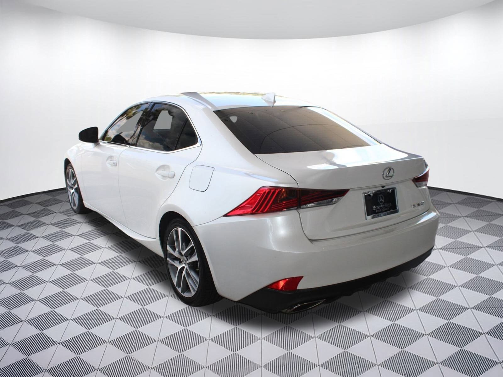 2020 Lexus IS 300 photo 3