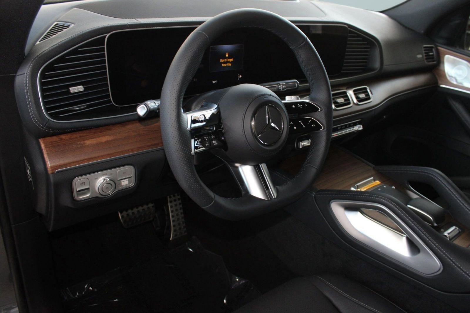 2025 Mercedes Benz GLS 450 4MATIC photo 4