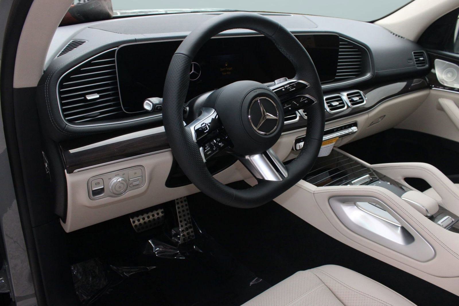 2026 Mercedes Benz GLS 450 4MATIC photo 3