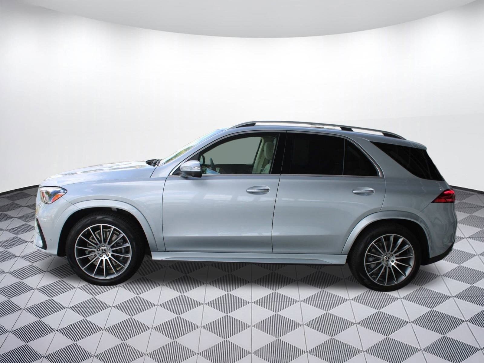 2025 Mercedes Benz GLE 350 4MATIC photo 2