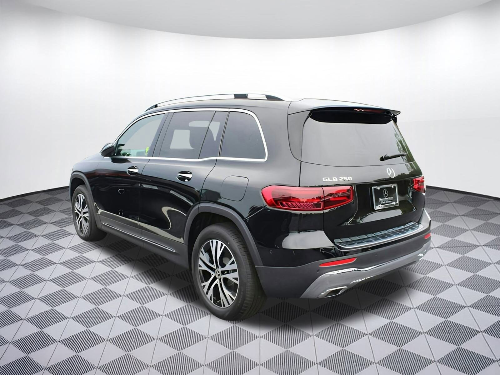 2025 Mercedes Benz GLB 250 photo 3