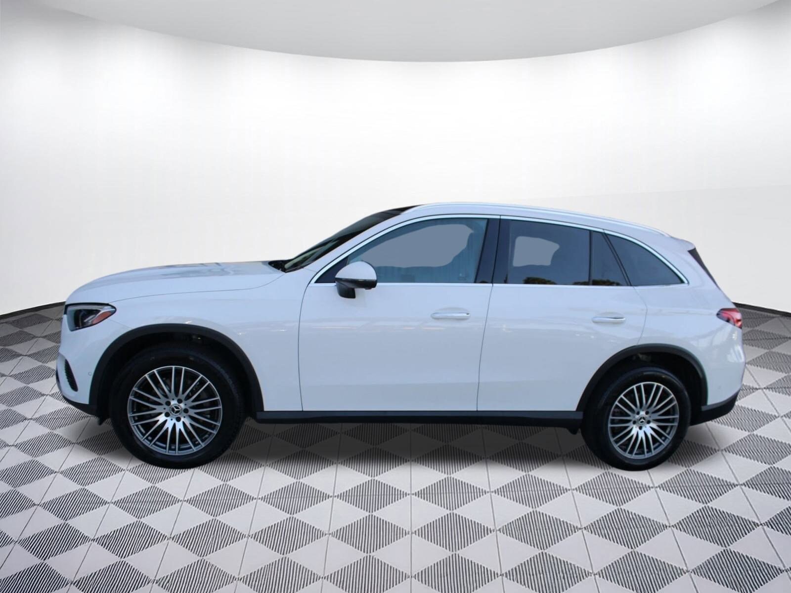2025 Mercedes Benz GLC 300 photo 2