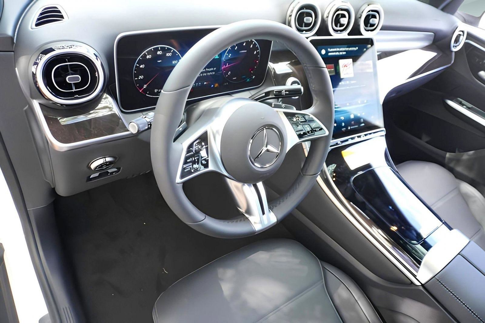 2025 Mercedes Benz GLC 300 photo 3