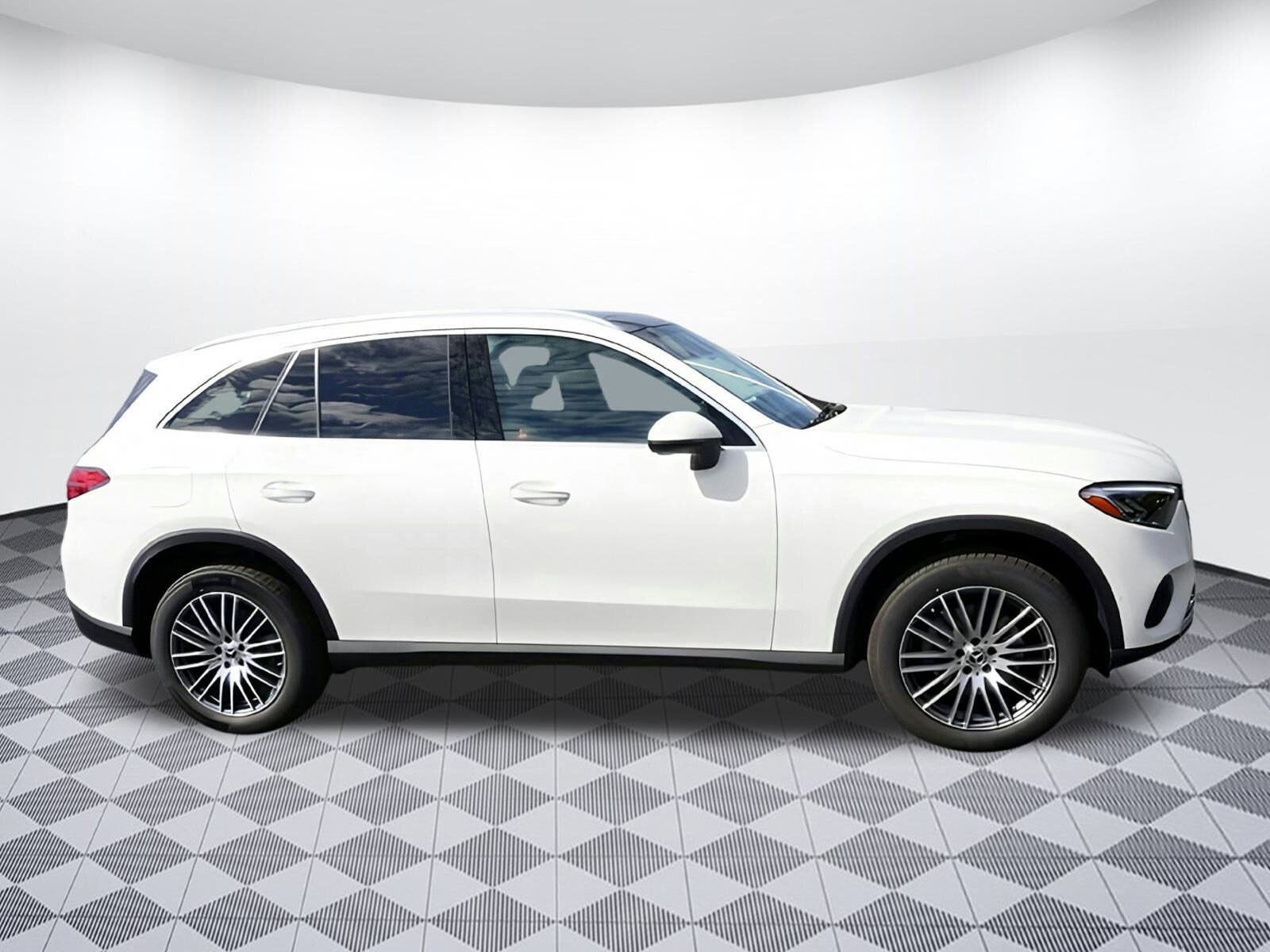 2025 Mercedes Benz GLC 300 photo 2