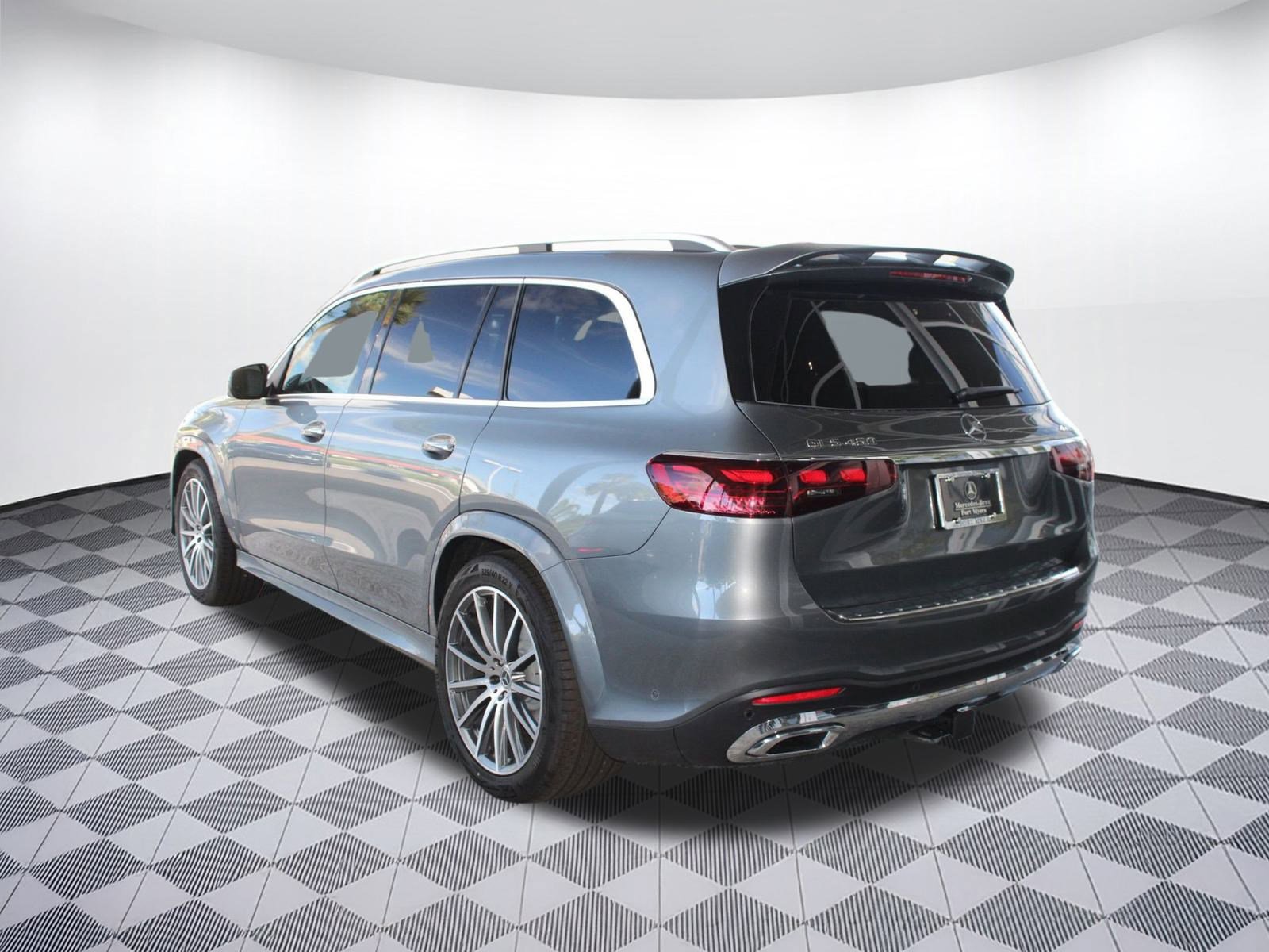 2025 Mercedes Benz GLS 450 4MATIC photo 3