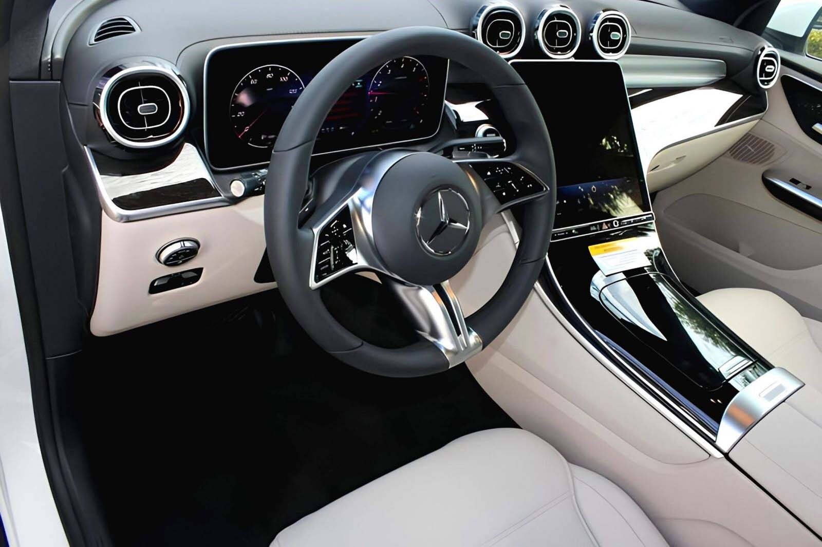 2025 Mercedes Benz GLC 300 photo 3