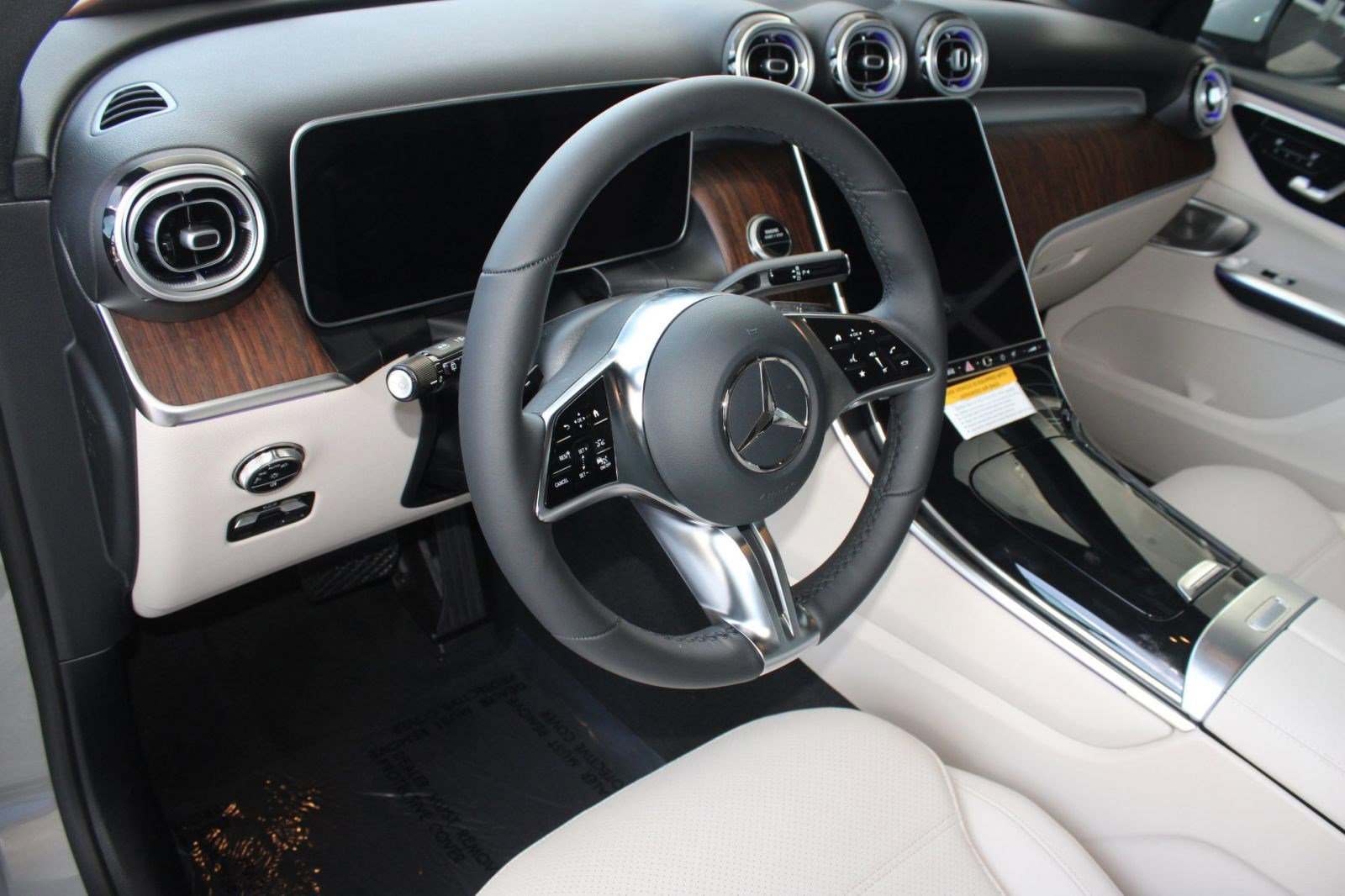 2026 Mercedes Benz GLC 350e 4MATIC photo 4