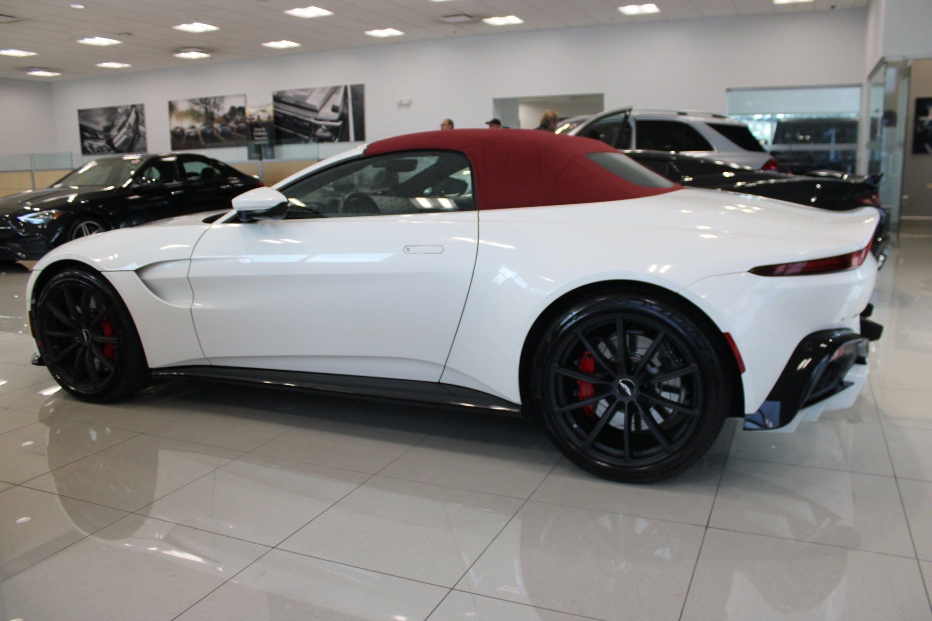 2021 Aston Martin Vantage Roadster photo 2