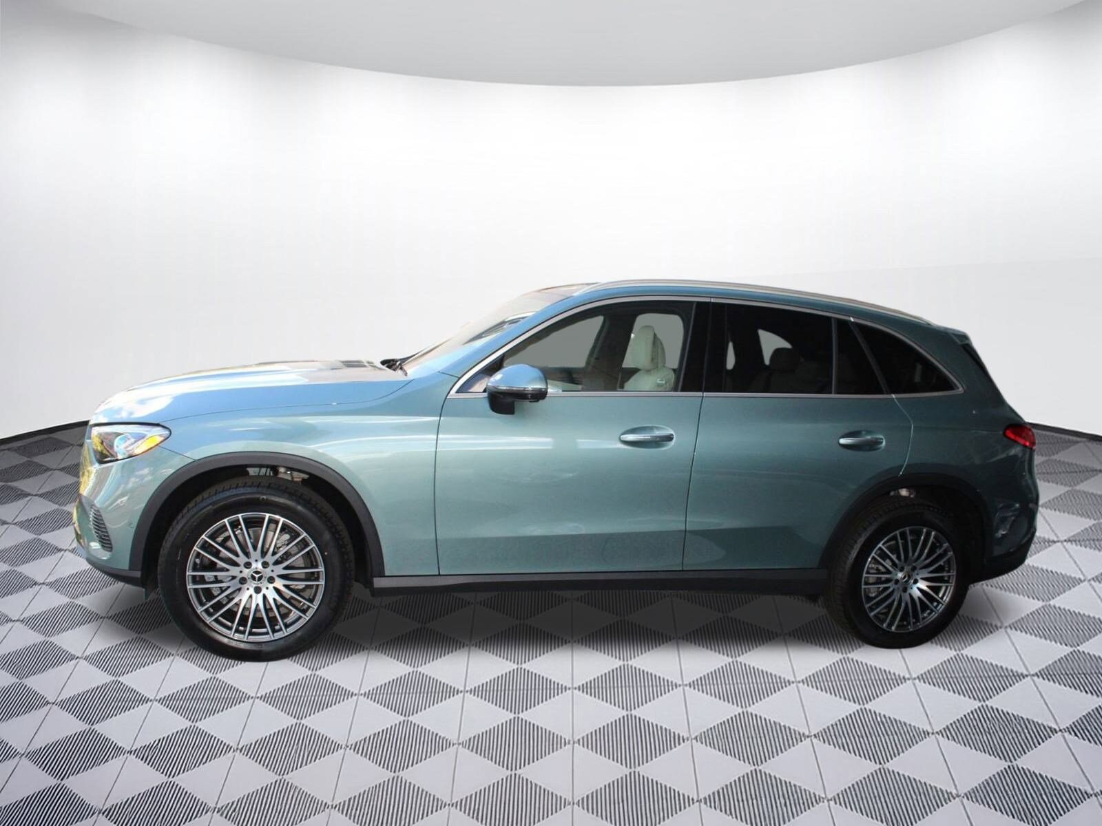 2026 Mercedes Benz GLC 300 4MATIC photo 2