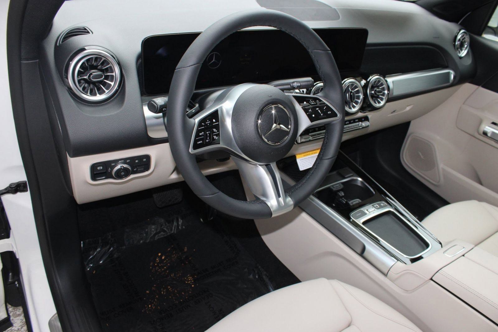 2026 Mercedes Benz GLB 250 4MATIC photo 2