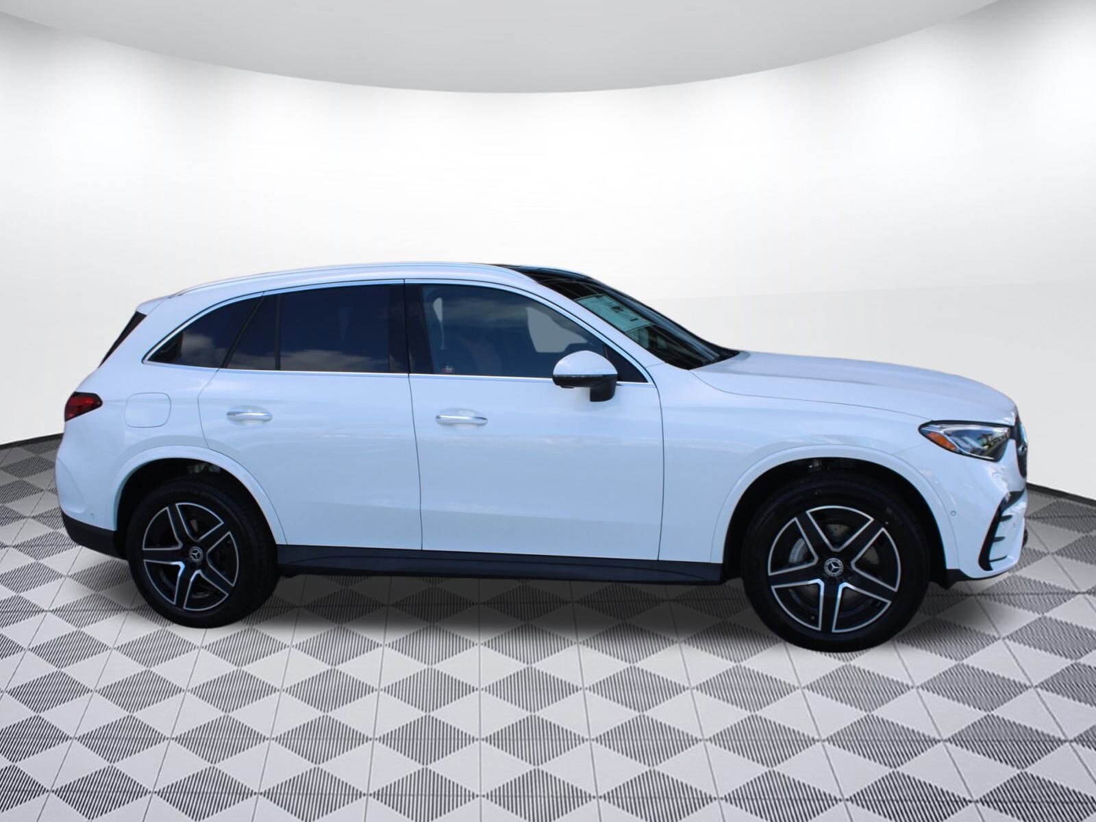 2025 Mercedes Benz GLC 300 AMG photo 2