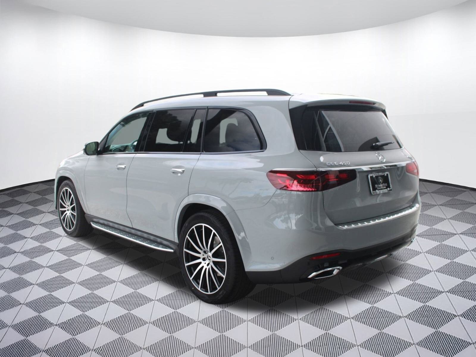 2026 Mercedes Benz GLS 450 4MATIC photo 2