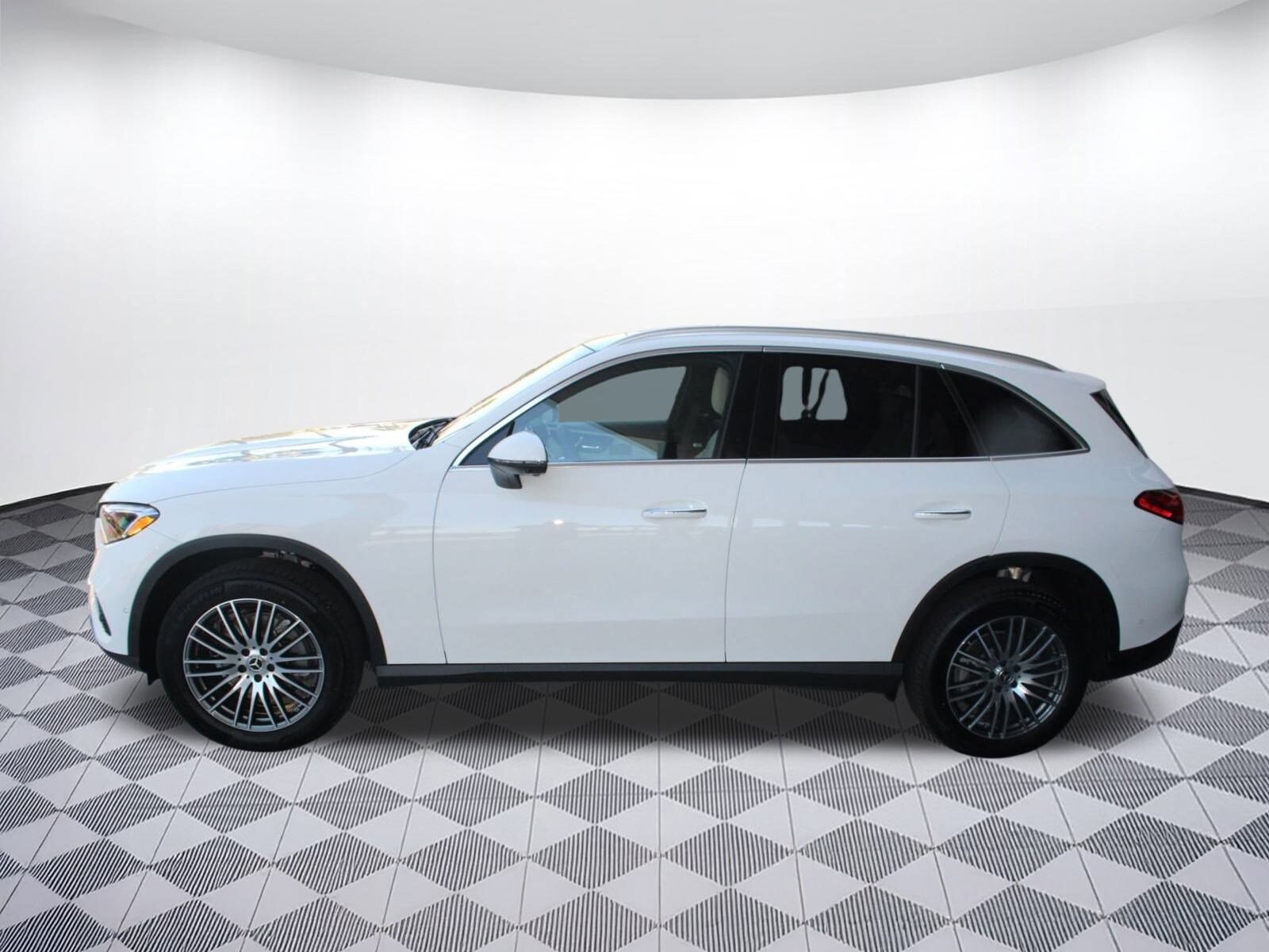 2026 Mercedes Benz GLC 300 photo 2