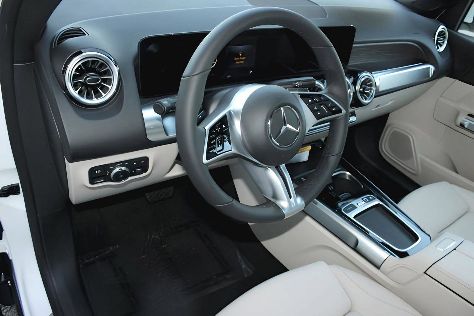 2025 Mercedes Benz GLB 250 photo 3
