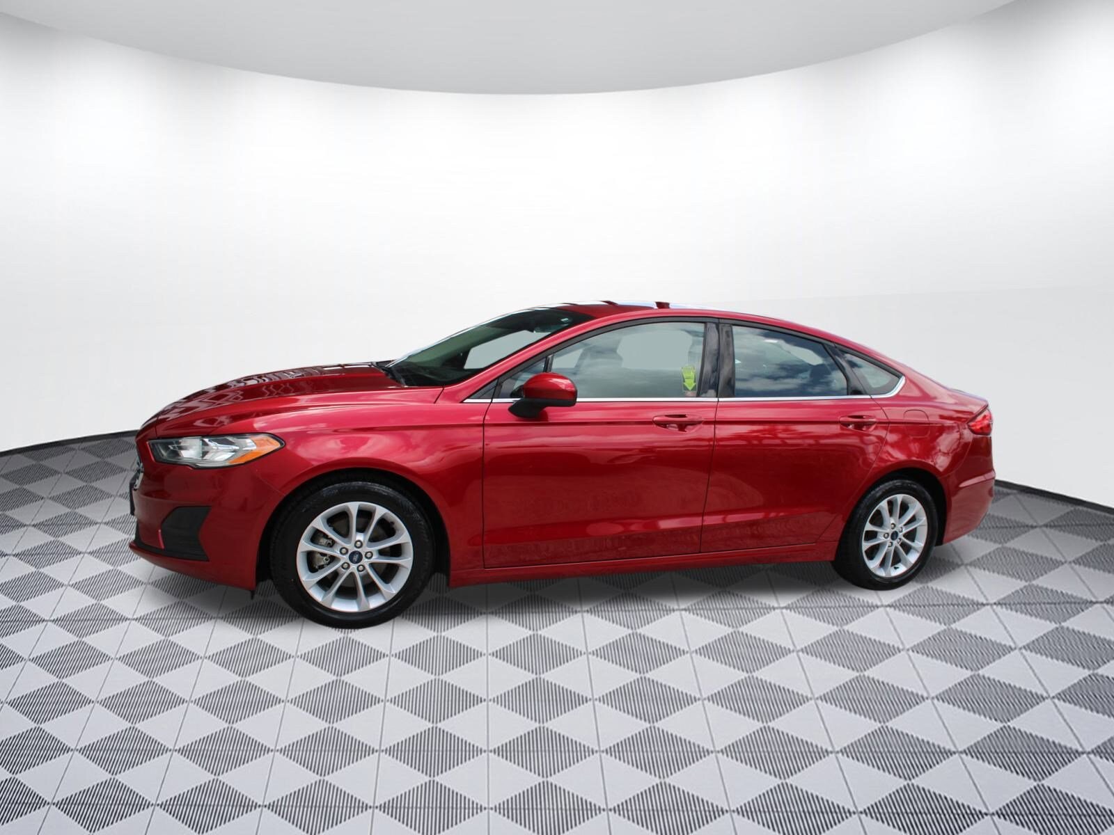 2020 Ford Fusion SE photo 2