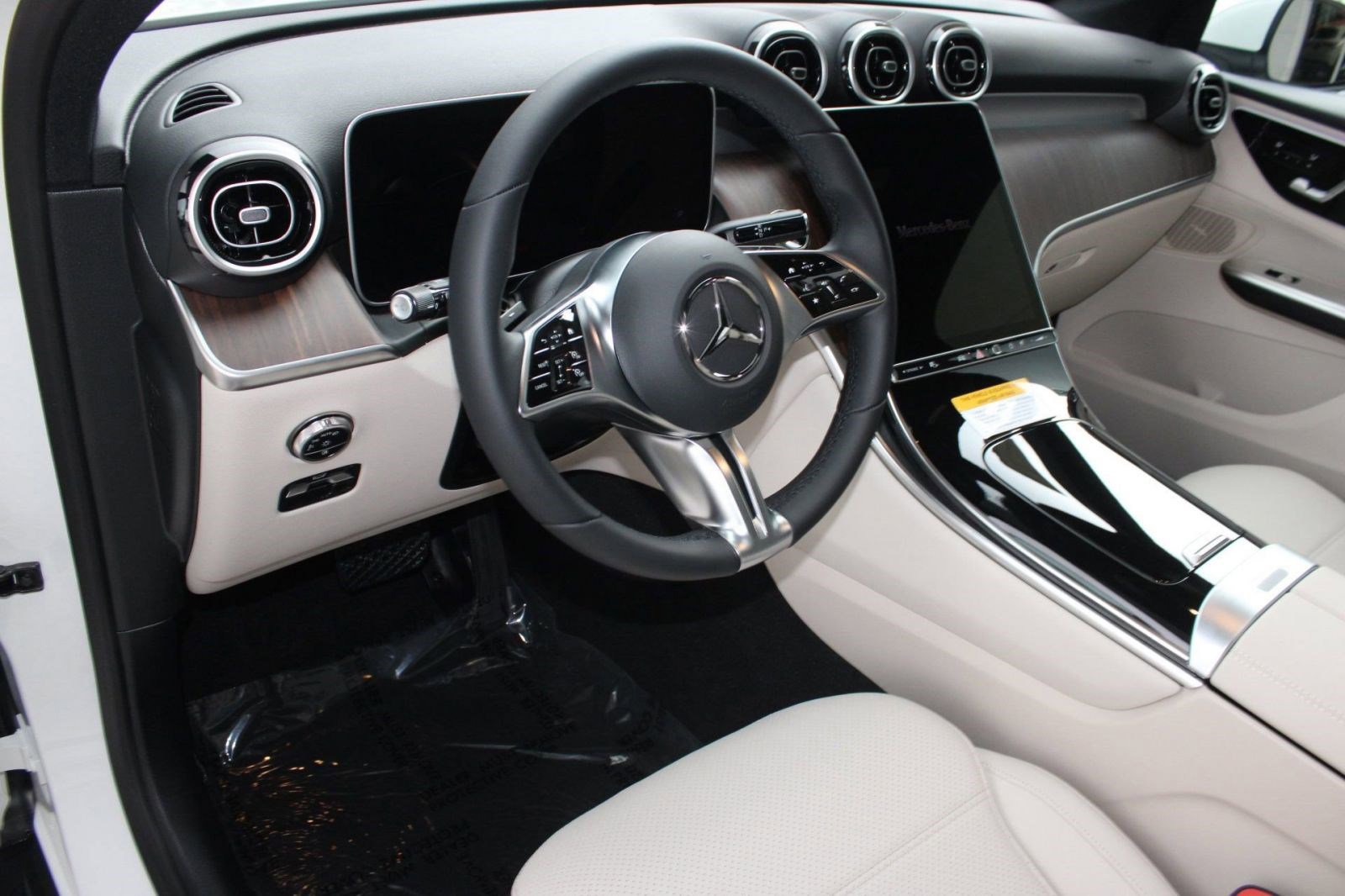 2026 Mercedes Benz GLC 300 photo 4