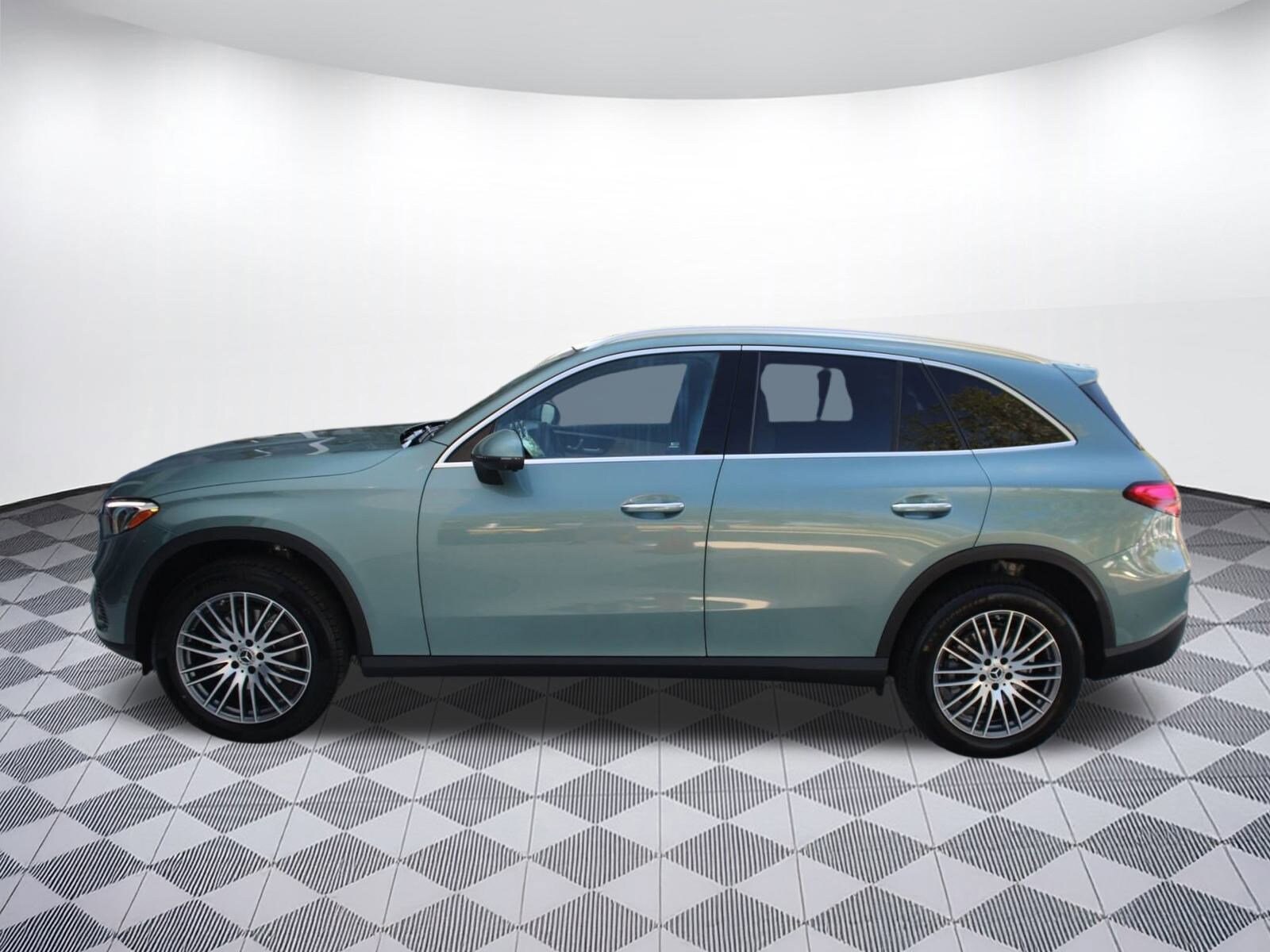 2026 Mercedes Benz GLC 300 photo 2