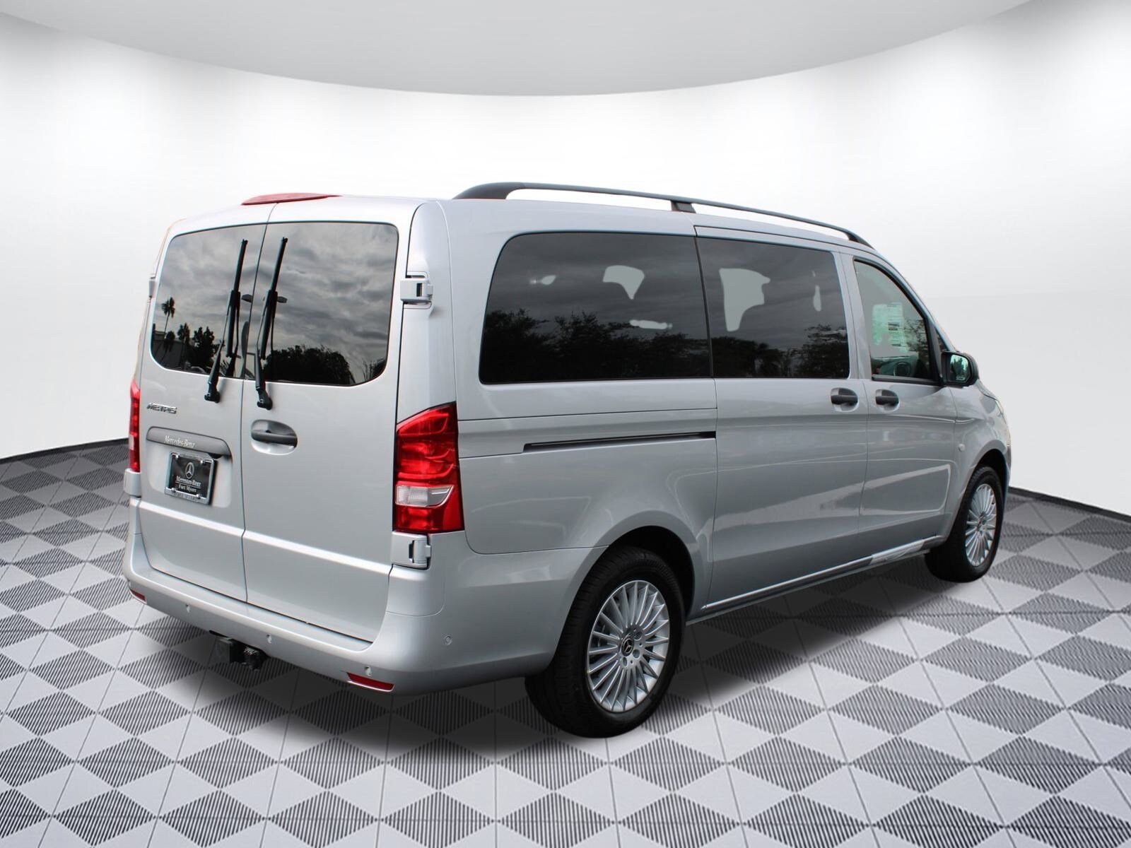 2023 Mercedes Benz Metris Van photo 3