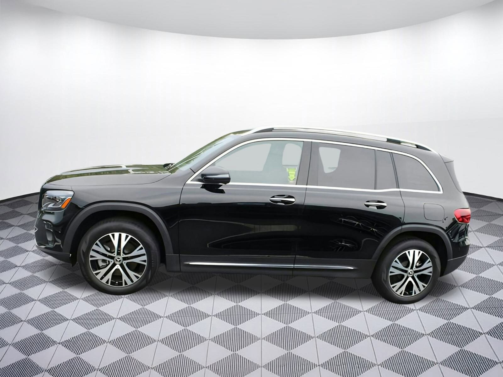 2025 Mercedes Benz GLB 250 photo 2
