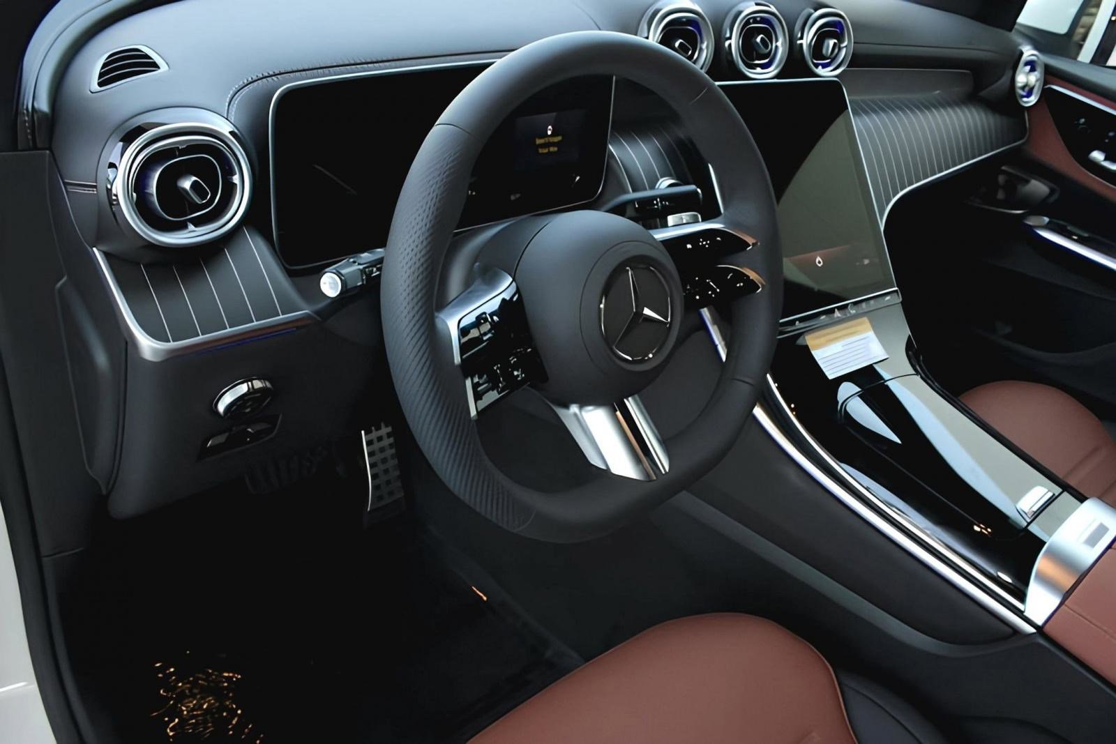 2025 Mercedes Benz GLC 300 photo 3