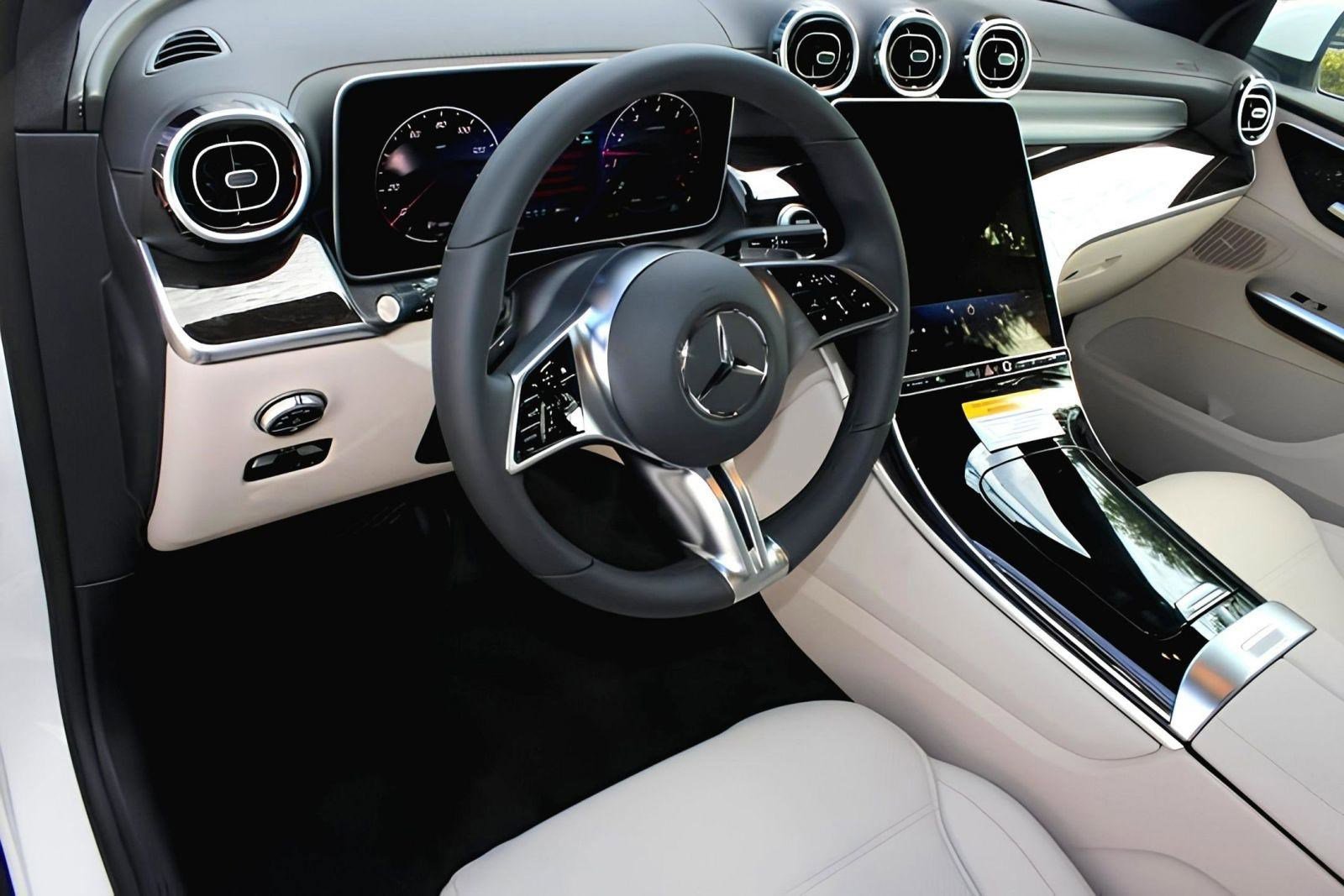 2025 Mercedes Benz GLC 300 photo 3