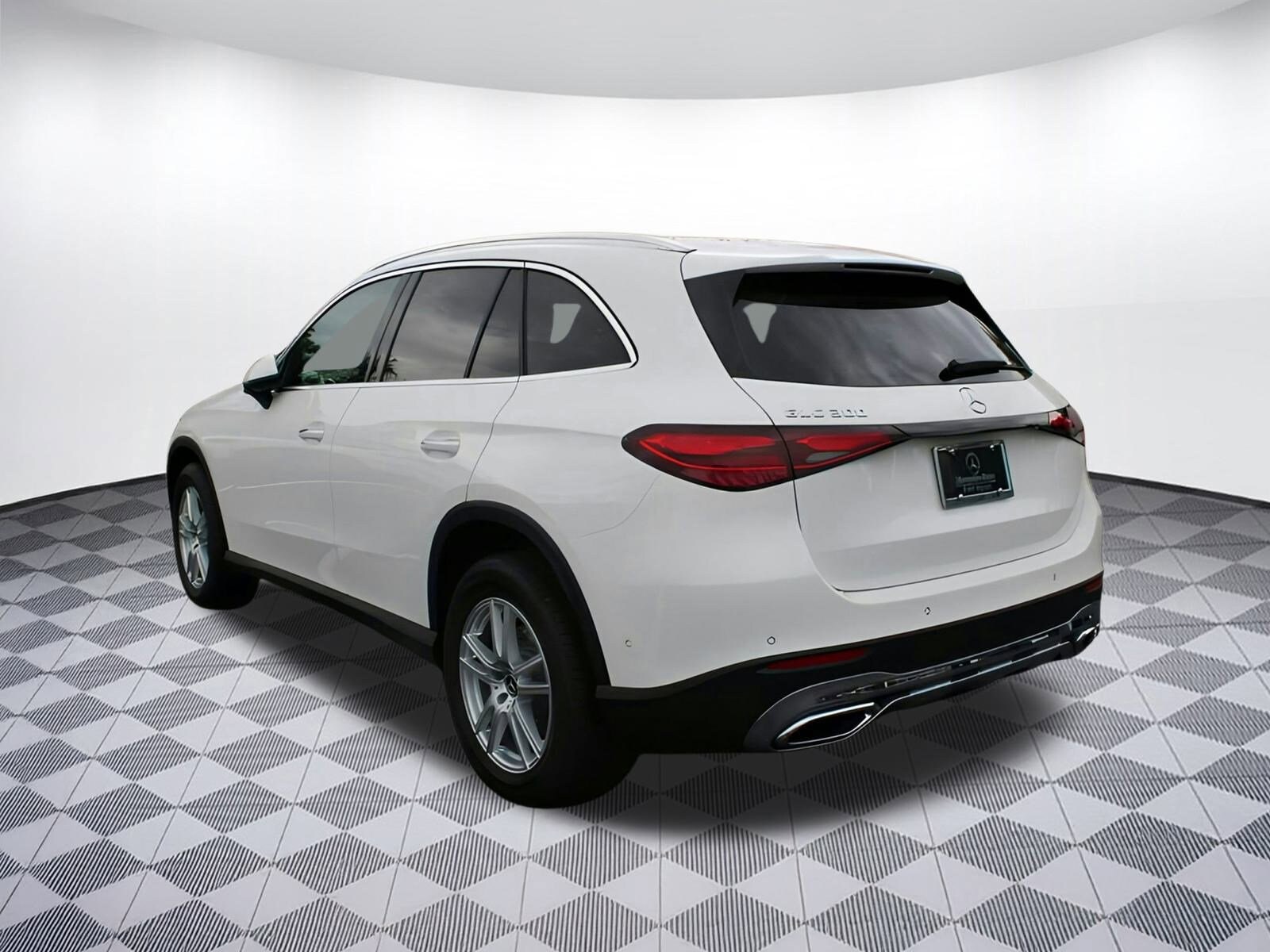 2025 Mercedes Benz GLC 300 photo 2