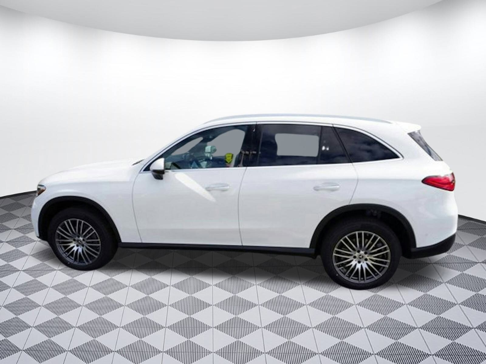 2025 Mercedes Benz GLC 300 photo 4