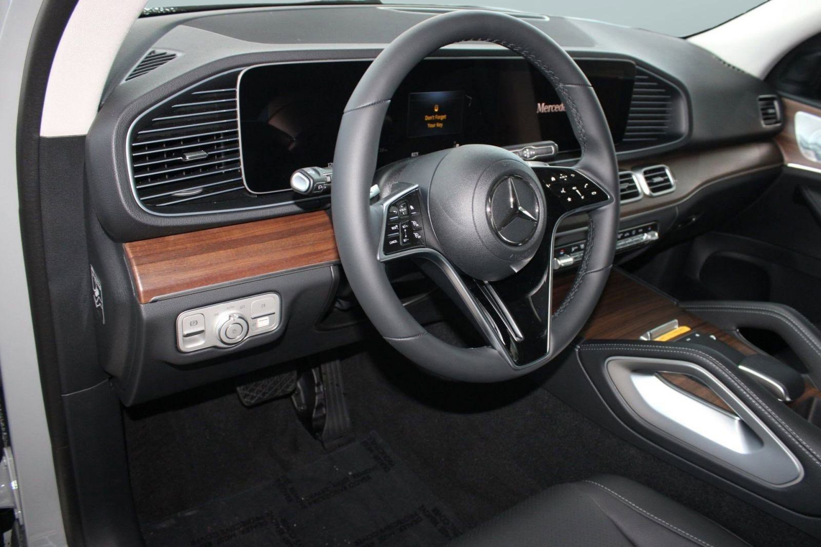 2025 Mercedes Benz GLE 350 4MATIC photo 3