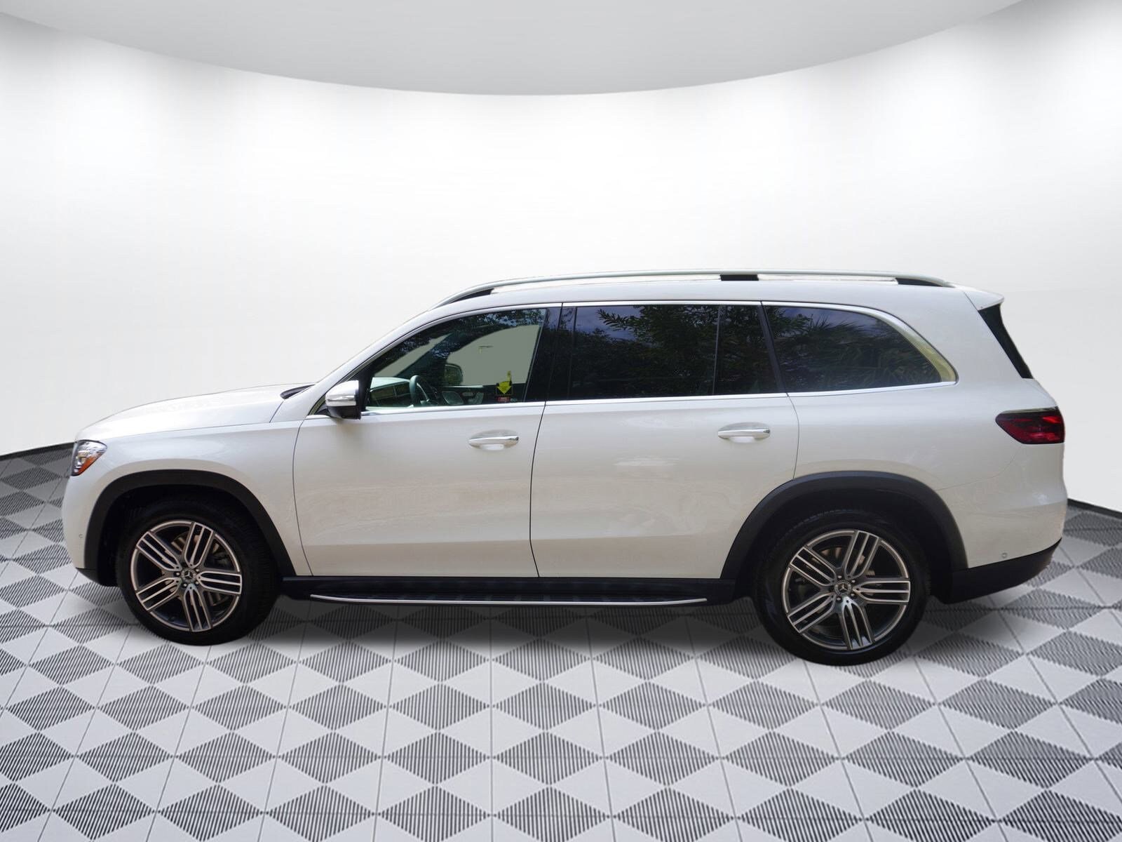 2025 Mercedes Benz GLS 450 photo 4