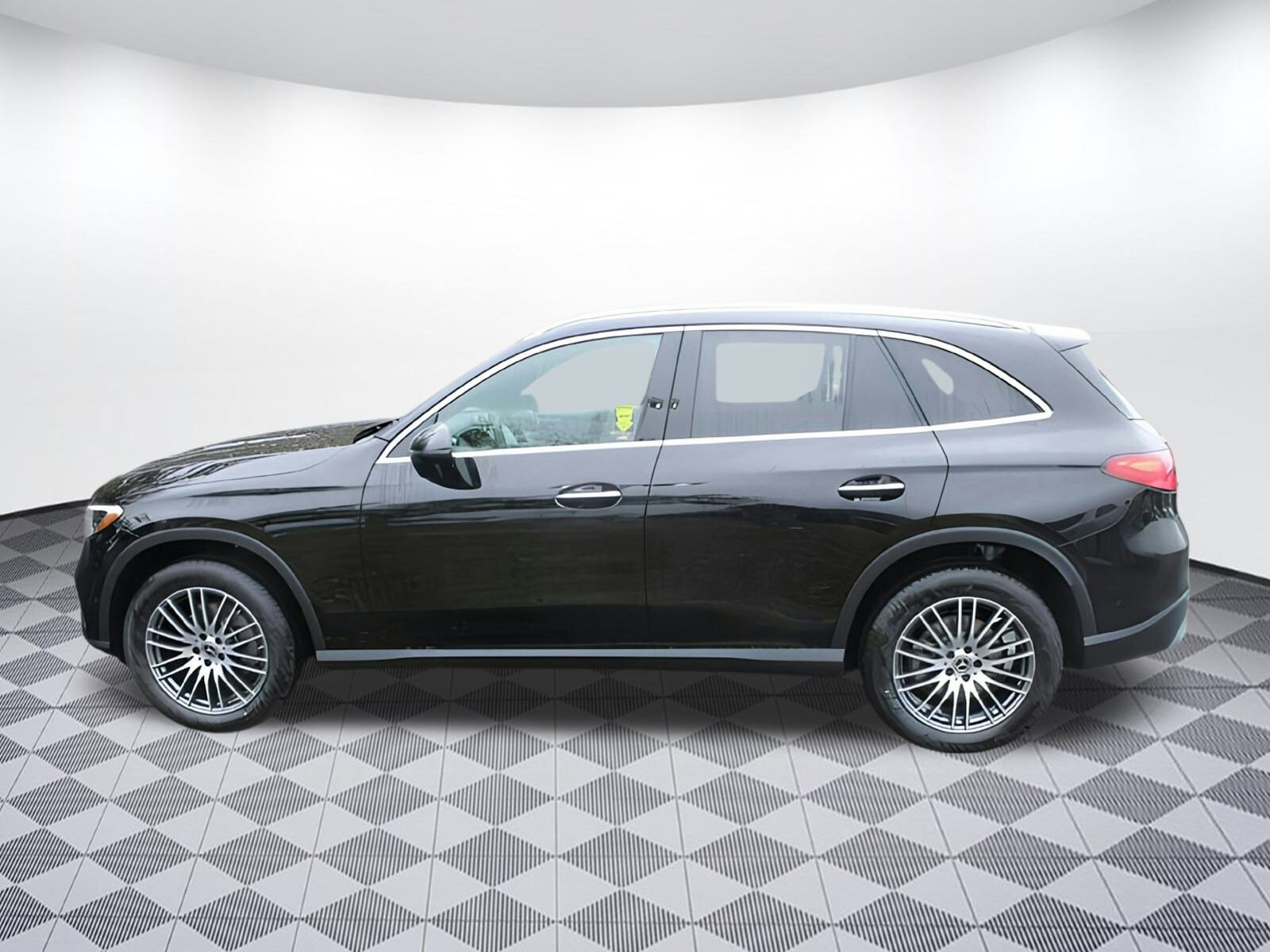 2025 Mercedes Benz GLC 300 photo 4