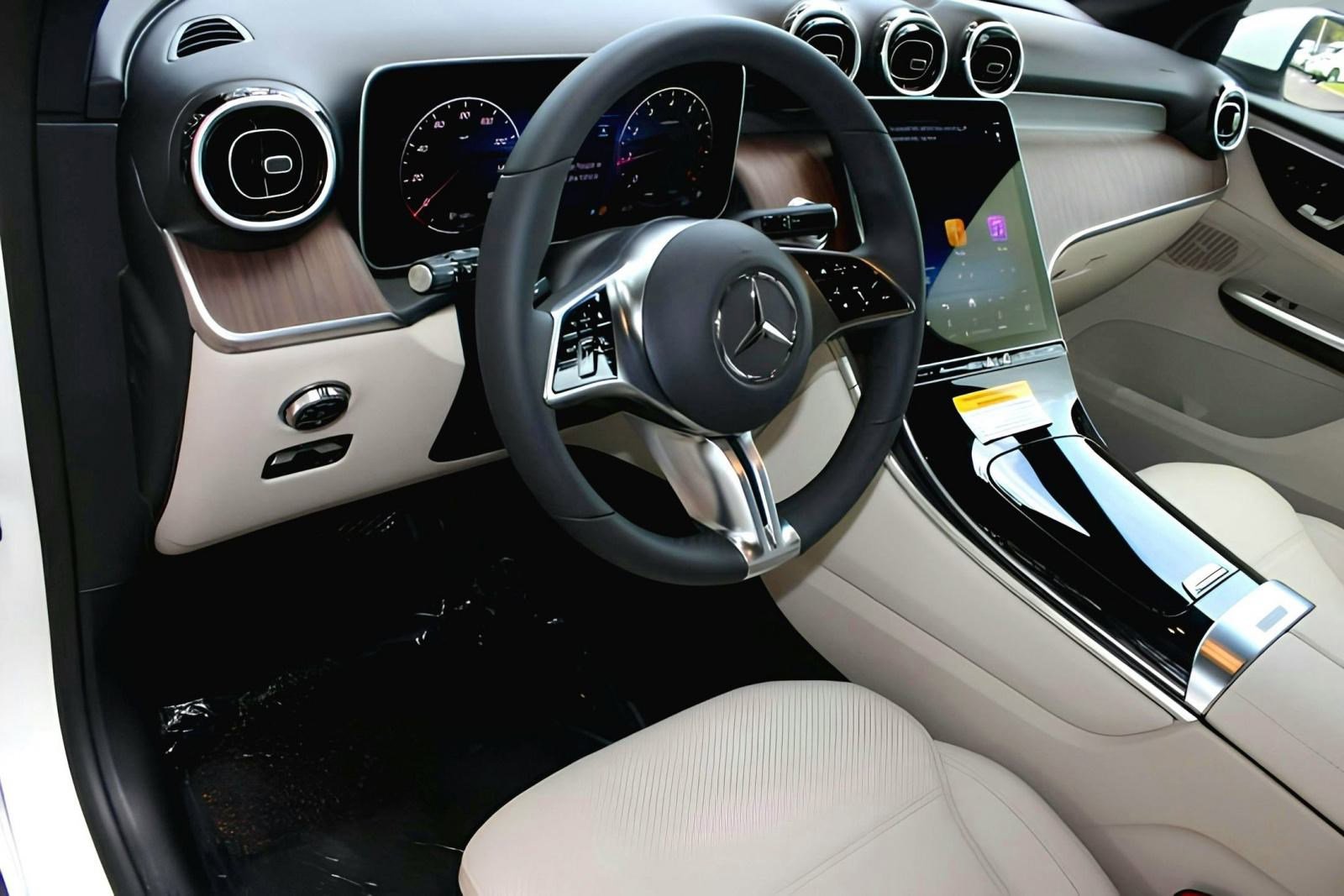 2025 Mercedes Benz GLC 300 photo 4