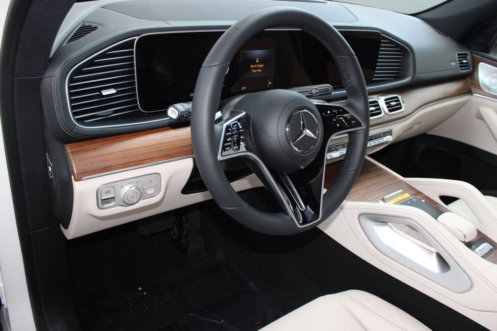 2025 Mercedes Benz GLS 450 4MATIC photo 4