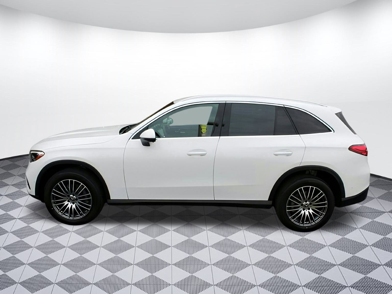 2025 Mercedes Benz GLC 300 photo 4
