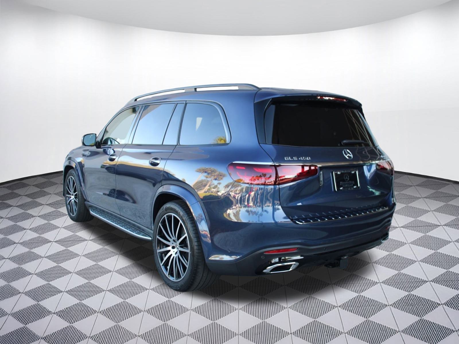 2026 Mercedes Benz GLS 450 4MATIC photo 3