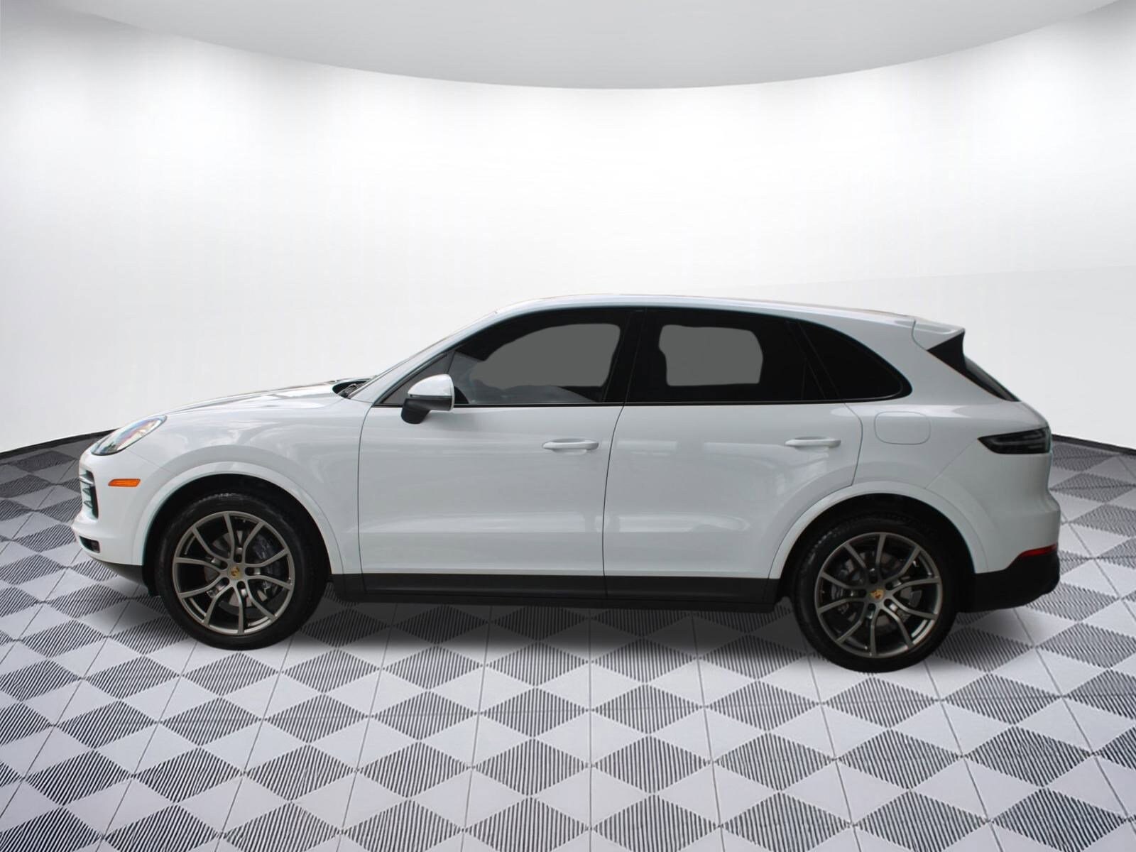 2021 Porsche Cayenne E-Hybrid photo 2