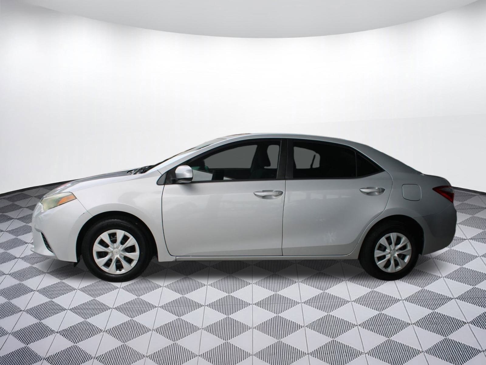 2015 Toyota Corolla L photo 2